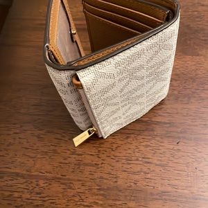 Michael Kors Authentic logo wallet only used once in excellent condition